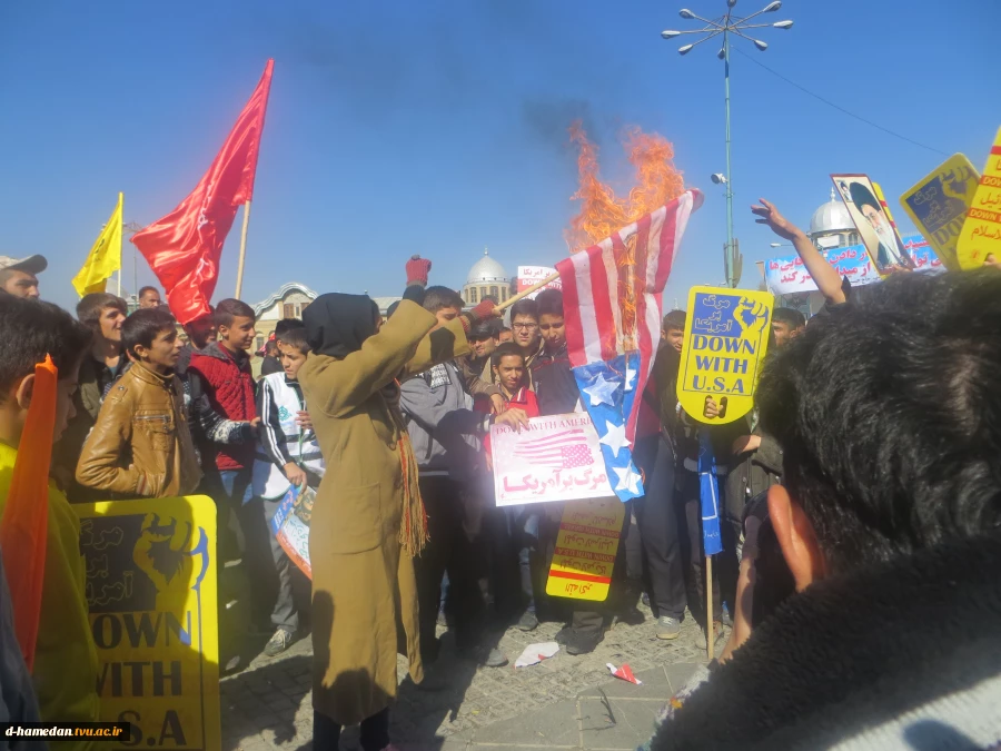 راهپیمایی جمعی از دانشجویان آموزشکده به مناسبت روز ملی مبارزه با استکبار (13 آبانماه)