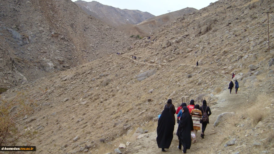 کوهپیمایی جمعی از دانشجویان آموزشکده به مناسیت سالگرد تاسیس دانشگاه فنی و حرفه ای